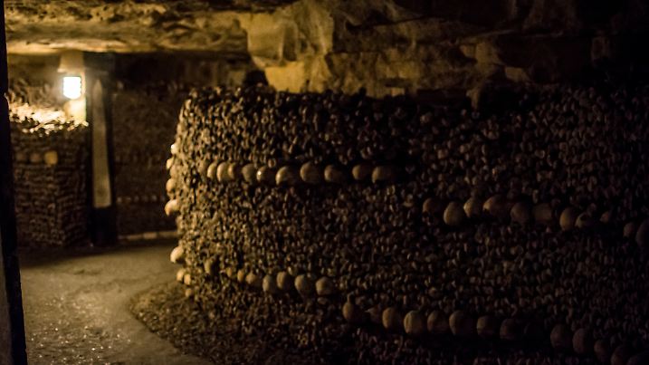 Bei den Katakomben von Paris handelt es sich um ein ehemaliges Steinbruchnetz, das später als Beinhaus genutzt wurde.