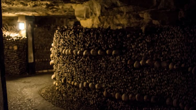 Bei den Katakomben von Paris handelt es sich um ein ehemaliges Steinbruchnetz, das später als Beinhaus genutzt wurde.