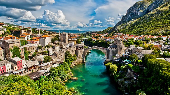 Die weltberühmte Alte Brücke ist heute ein Symbol für Wiederaufbau – und für die Narben eines schmerzhaften Kapitels europäischer Geschichte.