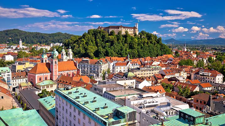 Hoch über der slowenischen Hauptstadt thront die Burg von Ljubljana – mit Blick bis zu den Alpen.