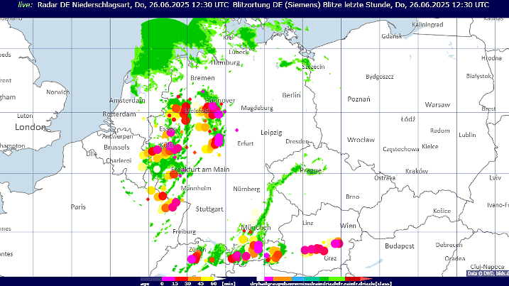 Diese Karte zeigt Regen (grüne Fläche) und Blitze (bunte Punkte) in Deutschland um 14:30 Uhr