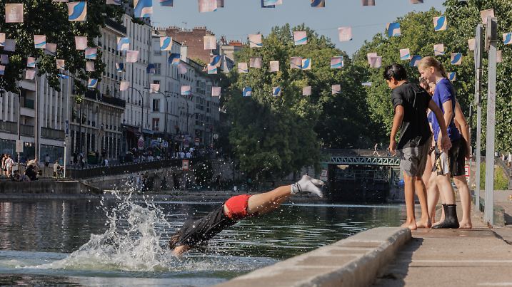Hitzewelle in Frankreich: Menschen suchen Abkühlung im Wasser