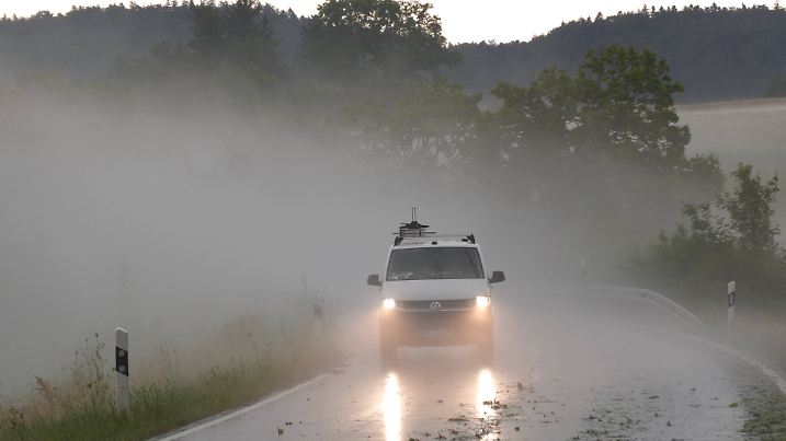 Schwere Gewitter und ein Hagelunwetter haben die Hitze in Baden-Württemberg abrupt beendet. Gegen 13 Uhr entluden sich h