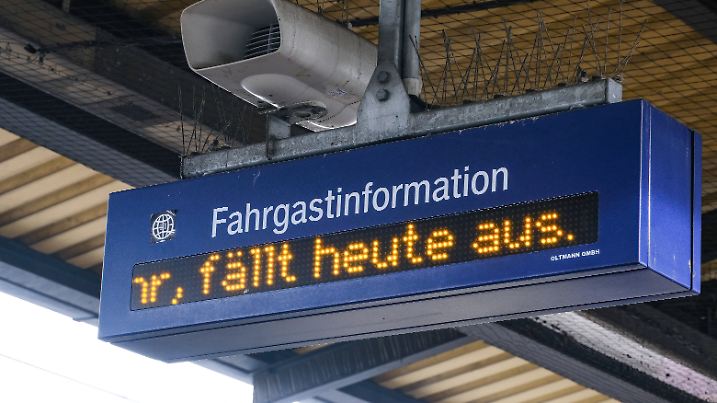 Düsseldorf 25.01.2024 Fahrgastinformation Bahnsteig fällt aus Verspätung Zugverspätung Zugverspätungen Zugausfall Zugaus