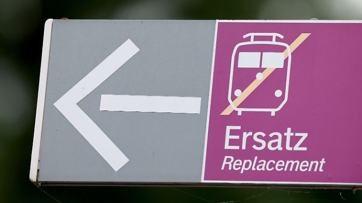 Ein Hinweisschild für Schienenersatzverkehr hängt am Bahnhof in Rösrath. Bahnreisende müssen sich nach Auskunft mehrerer Eisenbahnunternehmen erneut auf Einschränkungen im Regionalverkehr in NRW einstellen. Bereits gestern hatten mehrere Bahnbetreiber für insgesamt mehr als 30 Linien vor Zugausfällen und Verspätungen aufgrund hoher Temperaturen gewarnt.