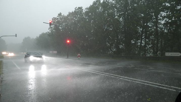 Heftige Gewitter und Unwetter beenden die Hitzewelle in Westdeutschland. Früher als geplant zogen Unwetter über Westdeut