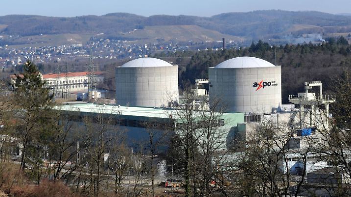 Blick auf die Reaktorblöcke des Kernkraftwerks Beznau aufgenommen am Mittwoch 29 02 12 im Wald v