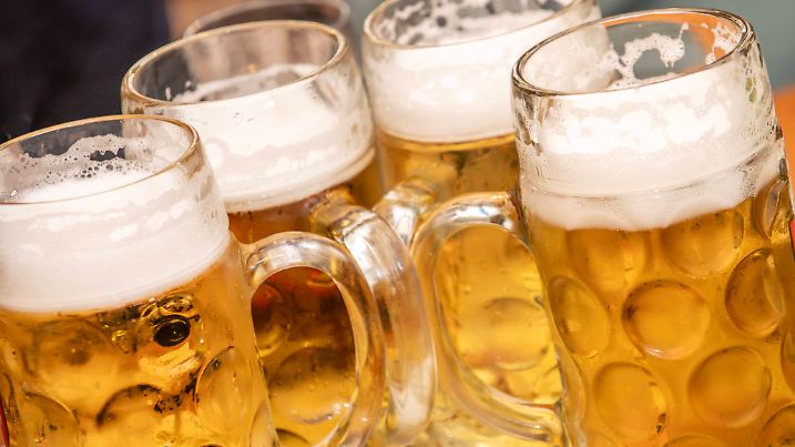 Vier Maß Bier, Maßkrüge, Helles, Volksfest, München, Mai 2025