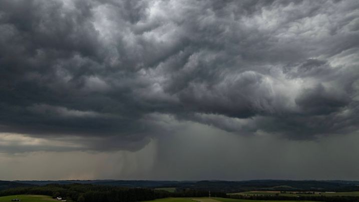 News Bilder des Tages Luftaufnahme. Dunkle Wolken am Himmel wie hier in Siegen-Oberschelden. Nach sehr heissen Temperatu
