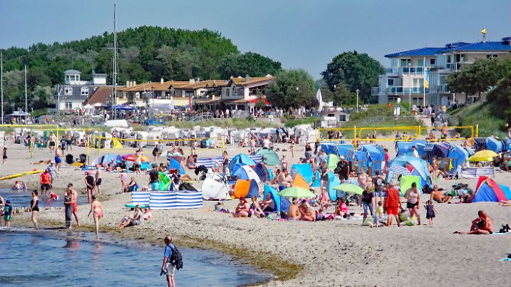 Bei Hitze in die Ostsee, wie hier gestern in Kuehlungsborn Ost am Strand *** In the heat in the Baltic Sea, as here yes