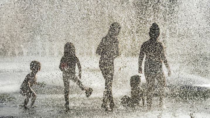 Hitzewelle, Kinder haben einen Riesenspaß mit den Wasserfontänen am Stachusbrunnen, Karlsplatz, München, 30. Juni 2025