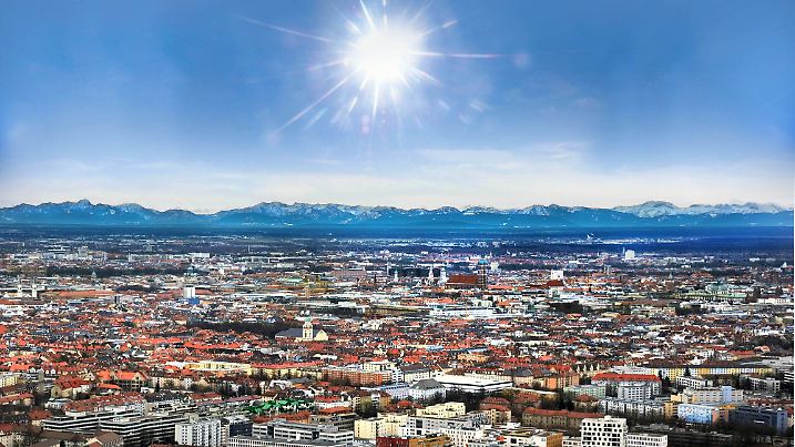 Wetter in Deutschland: Hitze und 40 Grad erwartet. München, Skyline, Panorama, Innenstadt, Sommer, Sonne Wetter Hitze, H