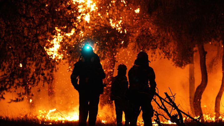 Feuerwehrkräfte im Einsatz gegen ausgedehnte Waldbrände in Griechenland