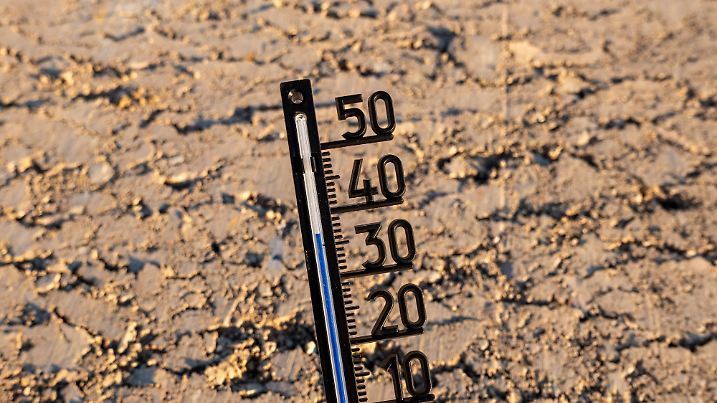 Symbolbild Hitze: Thermometer auf ausgetrocknetem Boden\r\r