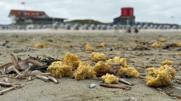 Klumpen an Inselstränden angespült