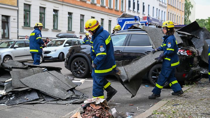 Leipzig - Unwetter sorgt für Schäden: Große Dachteile krachen auf mehrere Autos