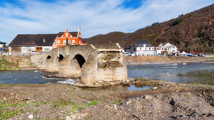 Die Nepomukbrücke in Rech im Ahrtal nach der Flutkatastrophe im Juli 2021