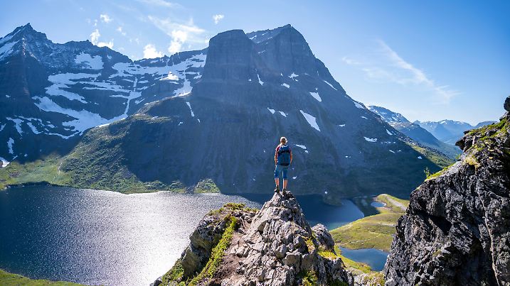 Wanderin auf dem Weg zum Innerdalstårnet, hinten See Storvatnet und Berg Skarfjell, Innerdalen, Møre og Romsdal, Norwegen