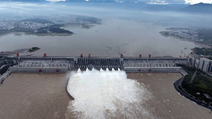China, Drei-Schluchten-Talsperre in Yichang aus der Luft Three Gorges Hub Discharge Floodwater YICHANG, CHINA - JULY 20,