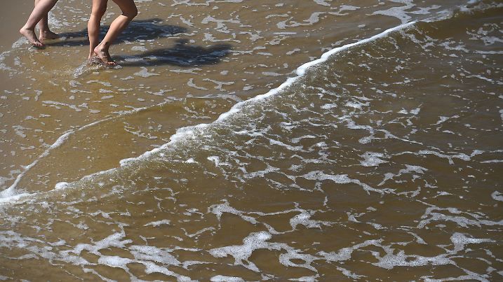 Zwei Frauen an der Ostsee