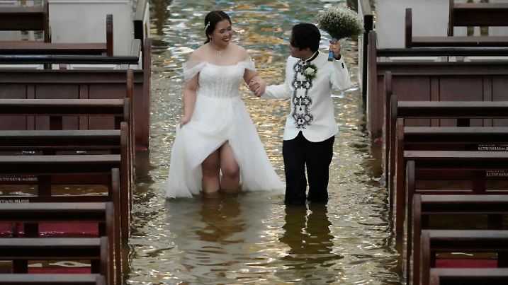 Hochzeit in überfluteter Kirche auf den Philippinen