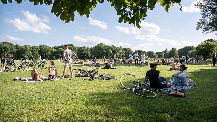 Angst vor der 4. Welle: Münchner genießen den Sommer im Englischen Garten