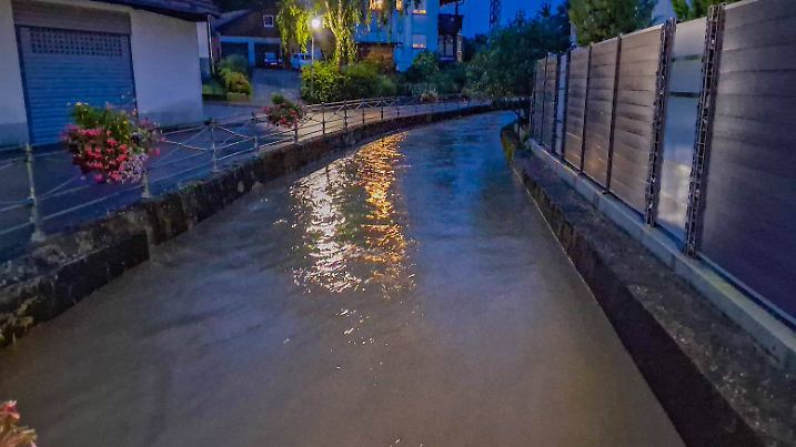 Hochwasser sorgt für Überschwemmungen im Ortenaukreis: Massiver Starkregen lässt Dorfbach in Appenweier über die Ufer treten.