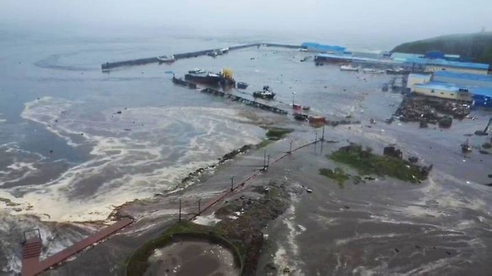 Russland, 30.07.2025: Luftaufnahme zeigt überschwemmte Gebäude in Sewero-Kurilsk nach einem von einem Erdbeben der Stärke 8,7 vor Kamtschatka ausgelösten Tsunami – die heftigste Erschütterung in der Region seit 1952.