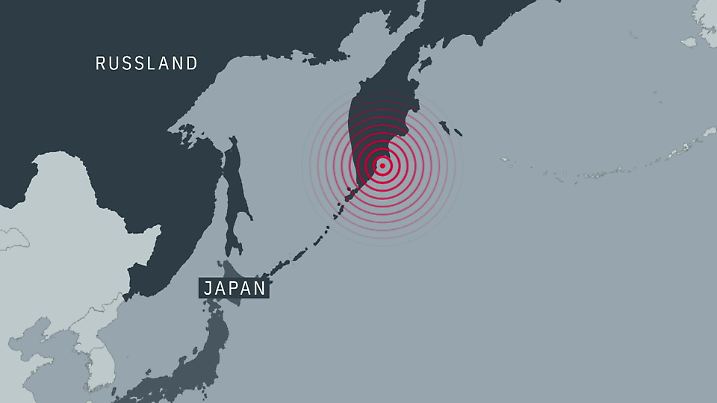 Ein Erdbeben der Stärke 8,8 ereignete sich am Mittwoch vor der ostrussischen Halbinsel Kamtschatka. Es beschädigte Gebäude und löste einen bis zu vier Meter hohen Tsunami aus, der Warnungen und Evakuierungen im gesamten Pazifik auslöste.
