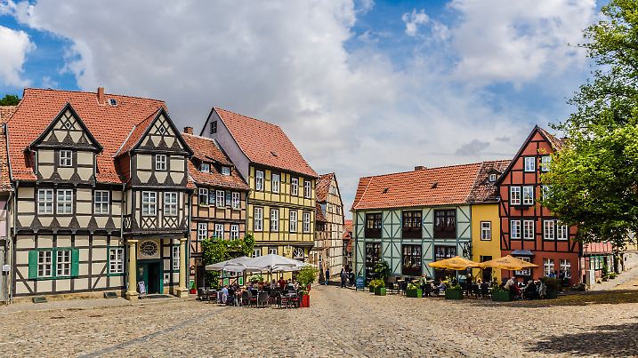 View of the Schlossplatz in Quedlinburg with historic half-timbered houses in summer