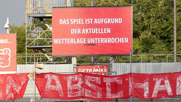 Sommer in Deutschland – und das Spiel steht unter Wasser