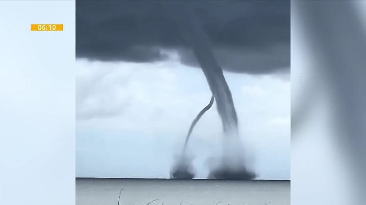 Schön schaurig, schaurig schon: Ein doppelter Tornado über Wasser.
