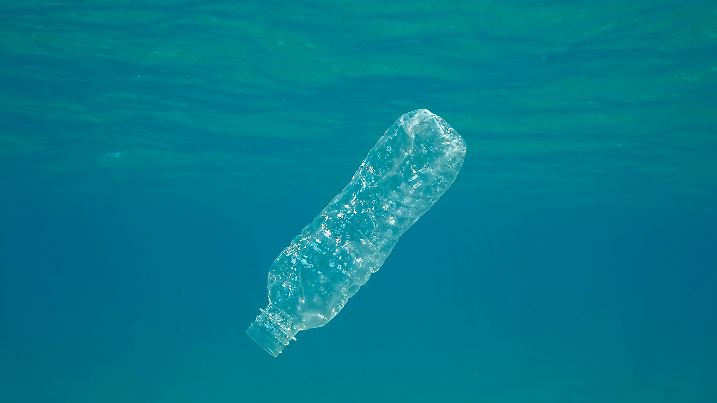 Vor UN-Verhandlungen warnen Experten: Plastikmüll bedroht weltweit die Gesundheit – von Säuglingen bis ins hohe Alter.