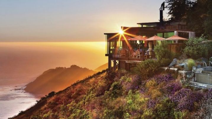 Spektakulär über dem Pazifik gelegen: Die Post Ranch Inn in Big Sur verbindet Natur, Design und Luxus auf einem einzigartigen Rückzugsort in Kalifornien.