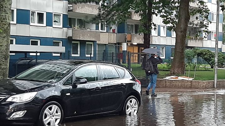Überfluten Straße nach stark Regen in Nordesrtedt Norderstedt Herold Center Schleswig-Holstein Deutschland *** Flooding
