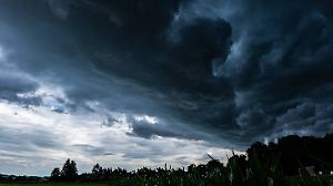 Extrem dunkle Wolken eines aufziehenden Gewitters in Oberbayern *** Extreme dark Clouds one teasing Thunderstorm in Uppe