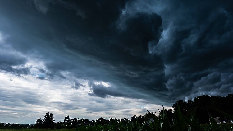 Extrem dunkle Wolken eines aufziehenden Gewitters in Oberbayern *** Extreme dark Clouds one teasing Thunderstorm in Uppe
