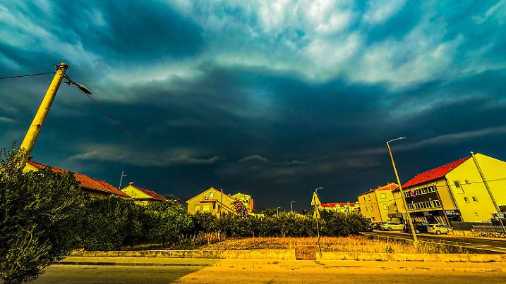 Schweres Gewitter über Urlaubsregion in Kroatien: Beeindruckende Superzelle mit starkem Gewitter zieht über die kroatische Küstenstadt Split - zahlreiche Blitzeinschläge in der Gewitterfront - Abkühlung nach schwülwarmen Temperaturen von 35 Grad Ein kräftiges Gewitter zog am Donnerstagabend über die beliebte Urlaubsregion rund um die kroatische Küstenstadt Split. Gegen 19 Uhr bildete sich eine eindrucksvolle Superzelle am Abendhimmel, die mit schwerem Gewitter, Sturm und zahlreichen Blitzeinschlägen über die Region hinwegzog. Zuvor haben die Temperaturen die 35 Grad Marke geknackt. Urlauber und Einheimische suchten Schutz in Hotels, Restaurants oder Unterständen. Der Wetterdienst hatte zuvor eine Unwetterwarnung der höchsten St Copyright: xTimxMüllerx/xEinsatzReport24x