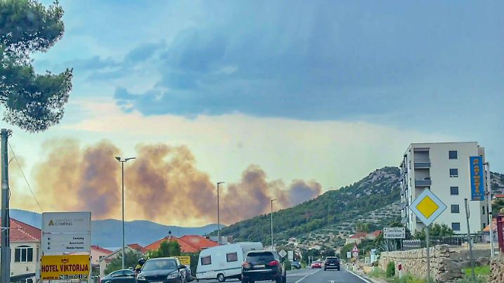 Unwetter löst größeren Waldbrand in Kroatien aus: Schweres Gewitter zieht über beliebte Urlaubsregion an der Adriaküste - Blitzeinschlag setzt Wald auf Berg in Flammen - schwarze Rauchwolke steigt auf