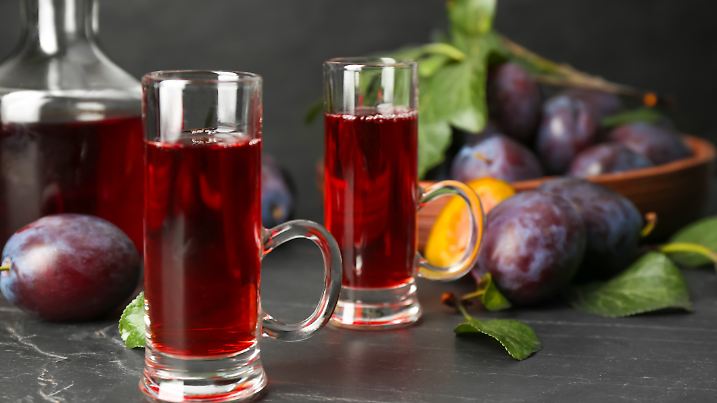 Zwetschgenlikör: 500 g Zwetschgen halbieren, mit 250 g Zucker & 1 Vanilleschote in 1 L Korn ansetzen, 6 Wochen ziehen lassen, abseihen, abfüllen