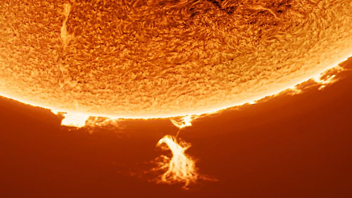 Die Sonne auf ihrem Höhepunkt: Ein feuriges Schauspiel am Himmel