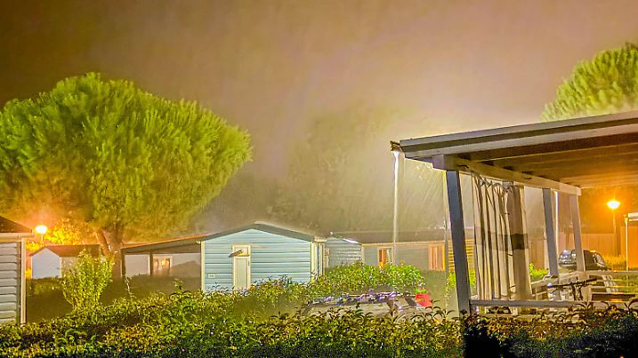 Gigantische Unwetterzelle zieht über Norditalien und die kroatische Küste.