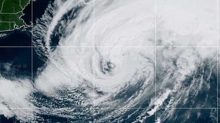 Der NOAA-Modis-Satellit zeigt den Hurrikan Erin, der sich am 21. August 2025 nordwestlich vor der Küste Virginias in Richtung Karibik bewegt.