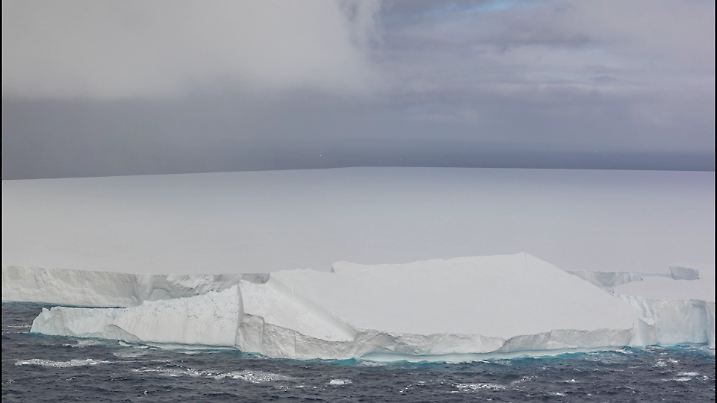 Der größte Eisberg der Welt bricht nach 40 Jahren auseinander   
