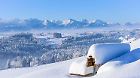 Dick verschneiter Aussichtsplatz an einem traumhaften Wintermorgen im Ostallgäu Herrlicher Wintermorgen mit einem halben