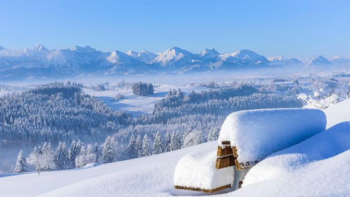 Dick verschneiter Aussichtsplatz an einem traumhaften Wintermorgen im Ostallgäu Herrlicher Wintermorgen mit einem halben