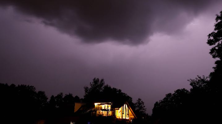 Blitze machen dunkle Unwetterwolken sichtbar