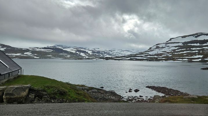Schnee im Sommer in Norwegen, Finse (1222 m) - höchste Station der Bergensbanen, eine der schönsten und beeindruckendsten Bahnstrecken der Welt.