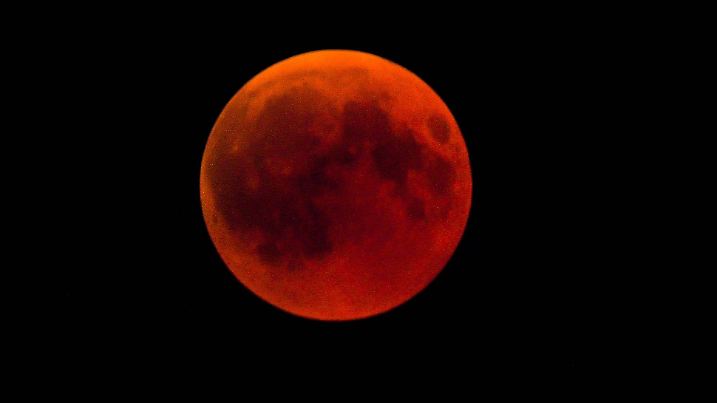 Totale Mondfinsternis über Halle Halle Saale Sachsen Anhalt Deutschland *** Total lunar eclipse ov