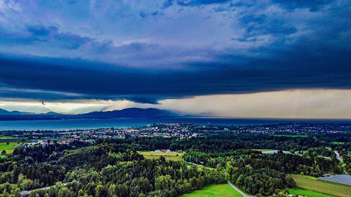 AKTUELL: Schwere Unwetter im Südwesten - mehrere Gewitterzellen mit Hagelgrößen von über 3 cm Korngröße vom Bodensee kommend in Richtung Baden-Württemberg und Bayern